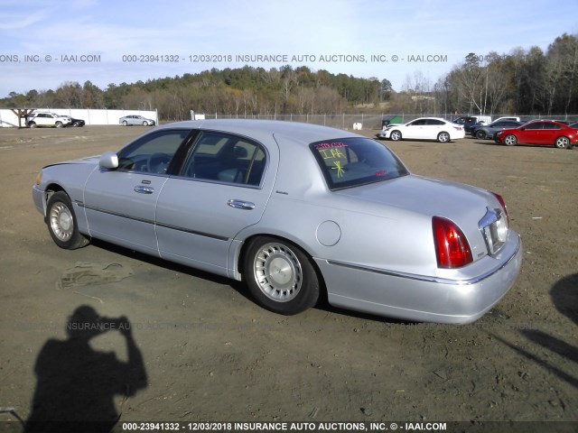 1LNHM81W3YY876191 - 2000 LINCOLN TOWN CAR EXECUTIVE SILVER photo 3