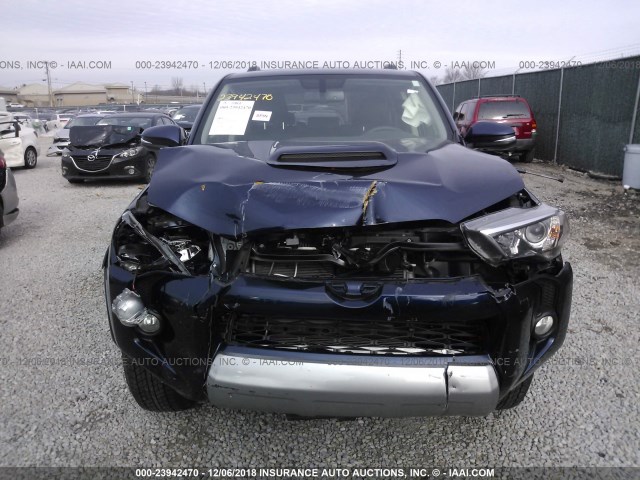 JTEBU5JR6J5511929 - 2018 TOYOTA 4RUNNER SR5 PREM/LTDL/TRAIL/TRD Granatowy zdjęcie 6