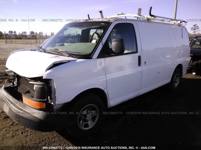 1GCFG15X561275013 - 2006 CHEVROLET EXPRESS G1500  WHITE photo 2