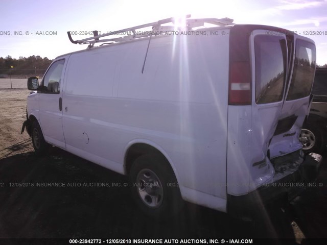 1GCFG15X561275013 - 2006 CHEVROLET EXPRESS G1500  WHITE photo 3