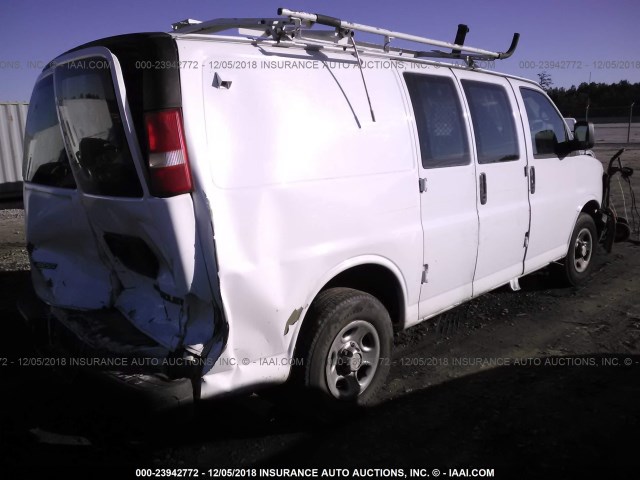 1GCFG15X561275013 - 2006 CHEVROLET EXPRESS G1500  WHITE photo 4