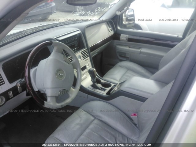5LMEU88H45ZJ16946 - 2005 LINCOLN AVIATOR 银色 照片 5