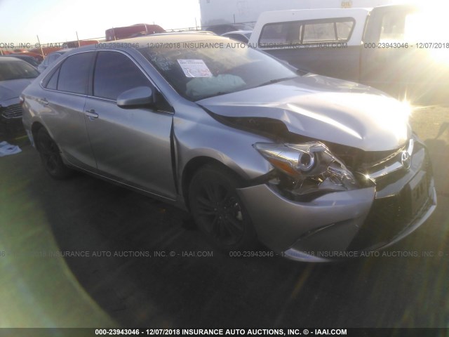 4T1BF1FKXGU121395 - 2016 TOYOTA CAMRY LE/XLE/SE/XSE SILVER photo 1