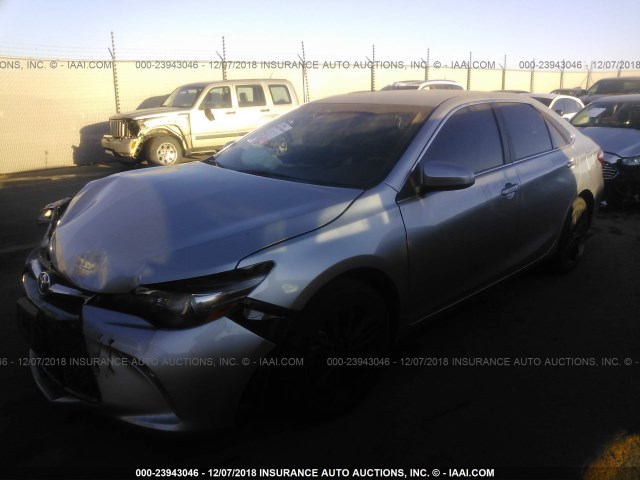 4T1BF1FKXGU121395 - 2016 TOYOTA CAMRY LE/XLE/SE/XSE SILVER photo 2