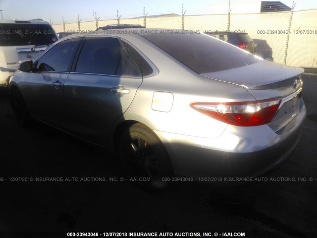 4T1BF1FKXGU121395 - 2016 TOYOTA CAMRY LE/XLE/SE/XSE SILVER photo 3