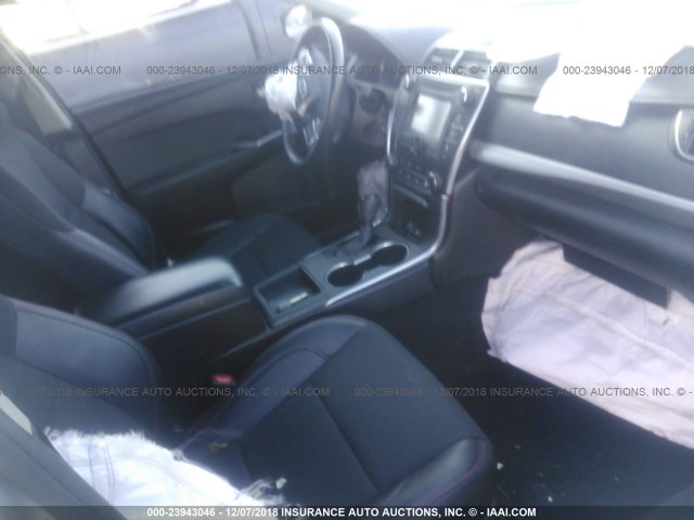 4T1BF1FKXGU121395 - 2016 TOYOTA CAMRY LE/XLE/SE/XSE SILVER photo 5