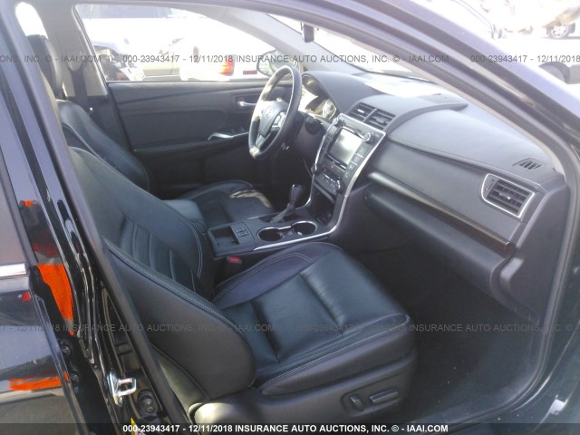 4T4BF1FK5GR540017 - 2016 TOYOTA CAMRY LE/XLE/SE/XSE BLACK photo 5