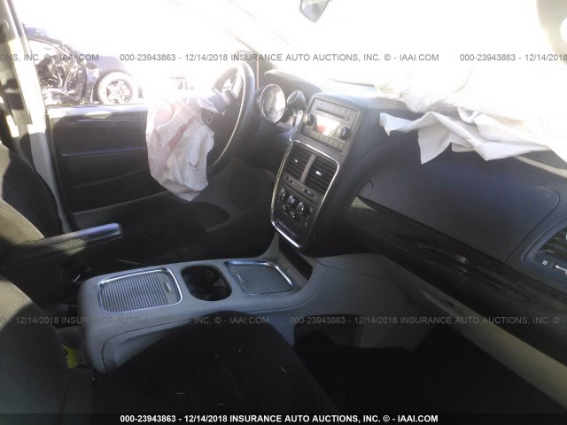 2C4RDGCG4DR523174 - 2013 DODGE GRAND CARAVAN SXT WHITE photo 5