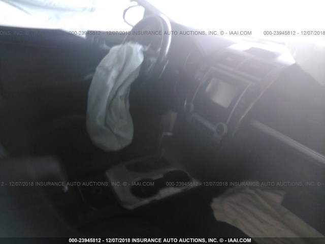 4T1BF1FK4EU378081 - 2014 TOYOTA CAMRY L/SE/LE/XLE 银色 照片 5