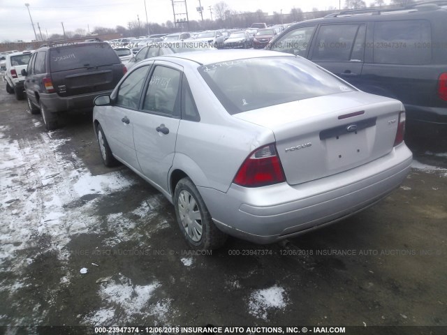 1FAFP34N36W214523 - 2006 FORD FOCUS ZX4 SILVER photo 3