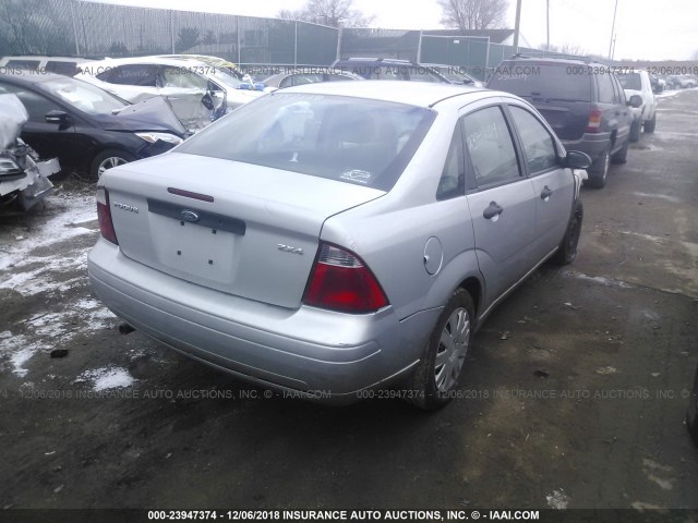 1FAFP34N36W214523 - 2006 FORD FOCUS ZX4 SILVER photo 4