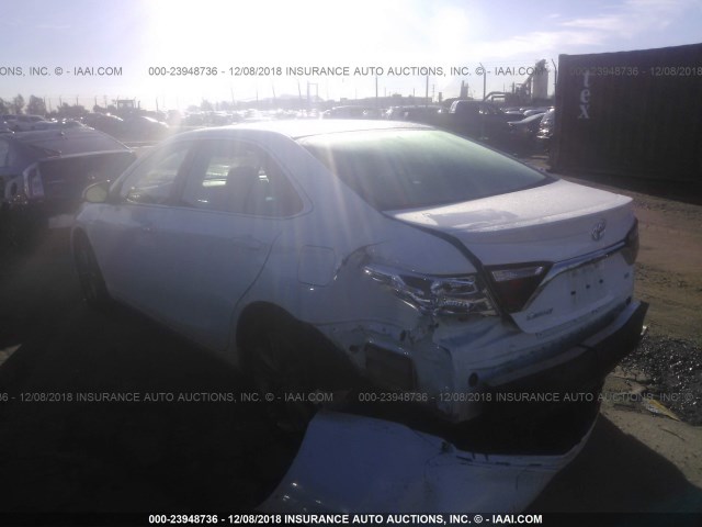 4T1BF1FK7GU238755 - 2016 TOYOTA CAMRY LE/XLE/SE/XSE WHITE photo 3