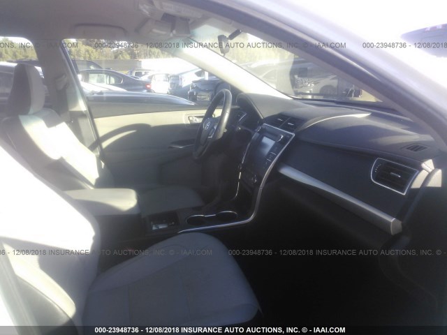 4T1BF1FK7GU238755 - 2016 TOYOTA CAMRY LE/XLE/SE/XSE WHITE photo 5