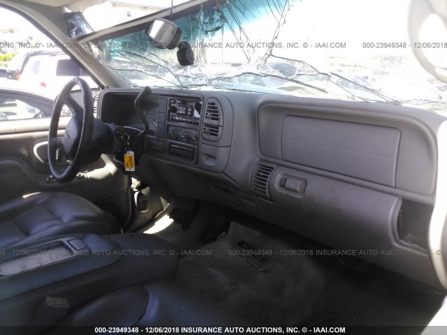 1GKGK26J2XJ798921 - 1999 GMC SUBURBAN K2500 白色 照片 5