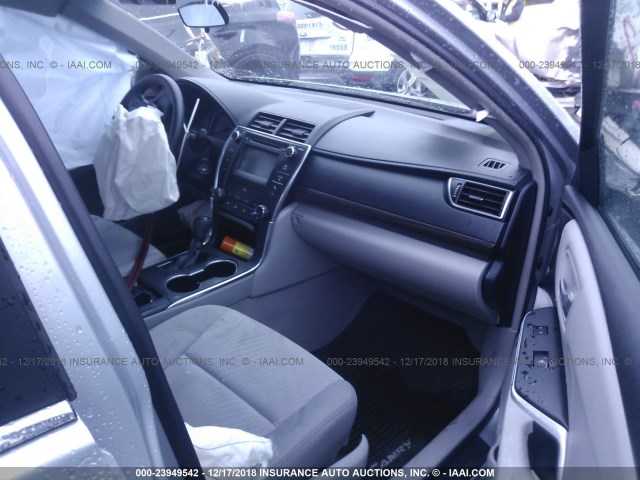 4T4BF1FK9FR503678 - 2015 TOYOTA CAMRY LE/XLE/SE/XSE 银色 照片 5