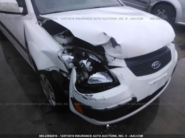 KNADE123666150973 - 2006 KIA RIO WHITE photo 6