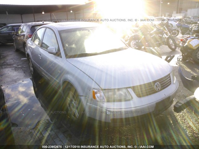 WVWPD23B7YP217012 - 2000 VOLKSWAGEN PASSAT GLX 银色 照片 1