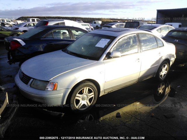 WVWPD23B7YP217012 - 2000 VOLKSWAGEN PASSAT GLX 银色 照片 2