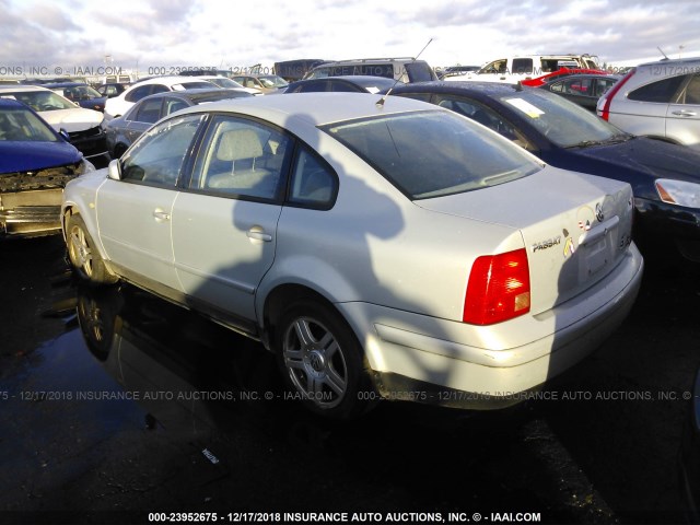 WVWPD23B7YP217012 - 2000 VOLKSWAGEN PASSAT GLX 银色 照片 3