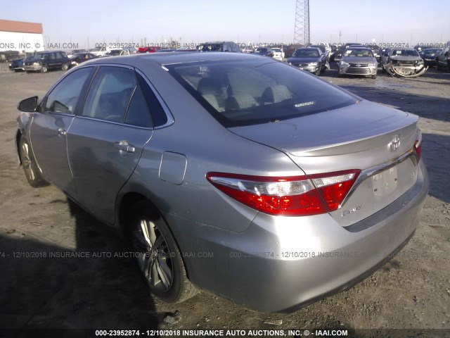 4T1BF1FK3HU753883 - 2017 TOYOTA CAMRY LE/XLE/SE/XSE SILVER photo 3