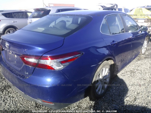 4T1B11HK7JU572545 - 2018 TOYOTA CAMRY L/LE/XLE/SE/XSE BLUE photo 4