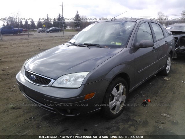 1FAHP34NX7W252390 - 2007 FORD FOCUS ZX4/S/SE/SES GRAY photo 2