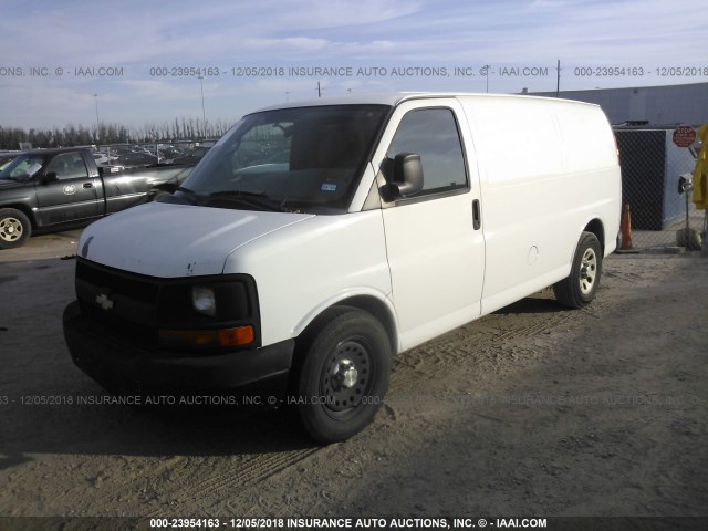 1GCSGAFX8B1144861 - 2011 CHEVROLET EXPRESS G1500  WHITE photo 2