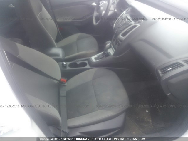 1FADP3F2XDL119059 - 2013 FORD FOCUS SE WHITE photo 5