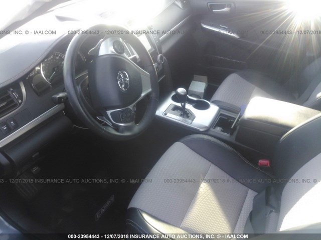 4T1BF1FK6EU317248 - 2014 TOYOTA CAMRY L/SE/LE/XLE 灰色 照片 5
