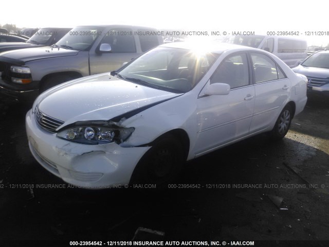 4T1BE32K85U018686 - 2005 TOYOTA CAMRY LE/XLE/SE WHITE photo 2
