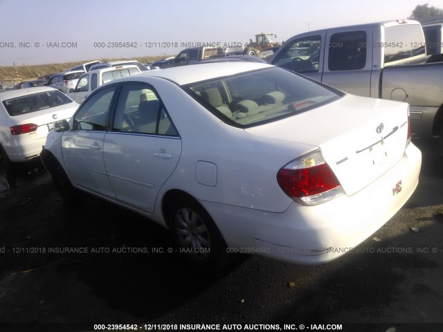 4T1BE32K85U018686 - 2005 TOYOTA CAMRY LE/XLE/SE WHITE photo 3