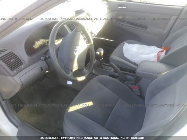 4T1BE32K85U018686 - 2005 TOYOTA CAMRY LE/XLE/SE WHITE photo 5