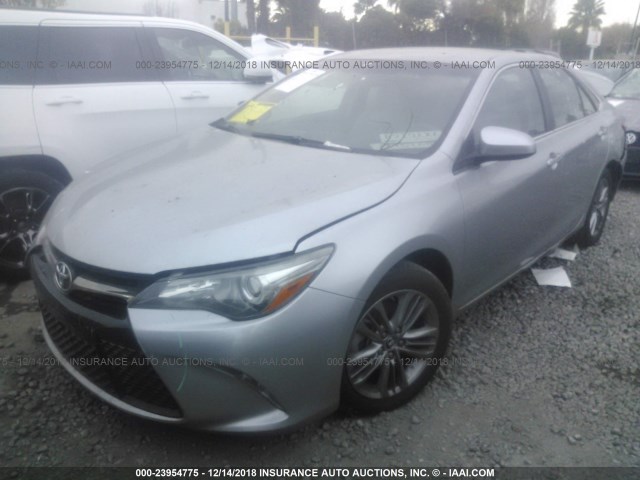 4T1BF1FK9FU039432 - 2015 TOYOTA CAMRY LE/XLE/SE/XSE GRAY photo 2