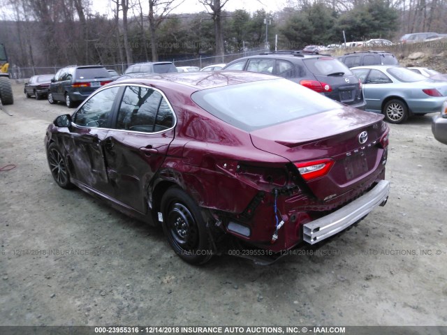 4T1B11HK9JU574619 - 2018 TOYOTA CAMRY L/LE/XLE/SE/XSE RED photo 3