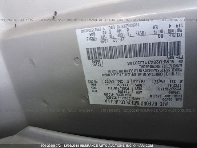 5LMFU28A1YLJ39788 - 2000 LINCOLN NAVIGATOR 金色 照片 9