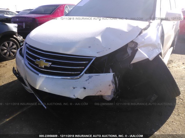 1GNKRJKD8DJ245091 - 2013 CHEVROLET TRAVERSE LT WHITE photo 6