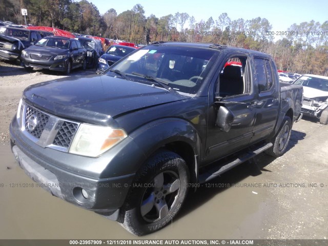 1N6AD07W05C438703 - 2005 NISSAN FRONTIER CREW CAB LE/SE/OFF ROAD GRAY photo 2