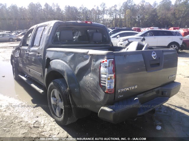 1N6AD07W05C438703 - 2005 NISSAN FRONTIER CREW CAB LE/SE/OFF ROAD GRAY photo 3