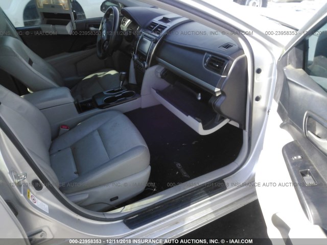 4T4BF1FK7ER344108 - 2014 TOYOTA CAMRY L/SE/LE/XLE 银色 照片 5