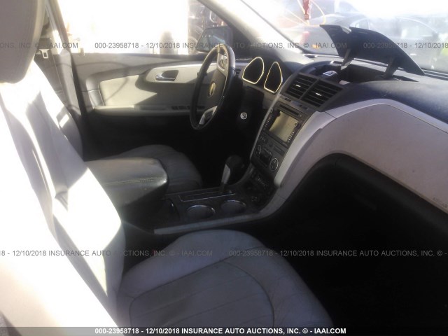 1GNKVLED3BJ147540 - 2011 CHEVROLET TRAVERSE LTZ GRAY photo 5