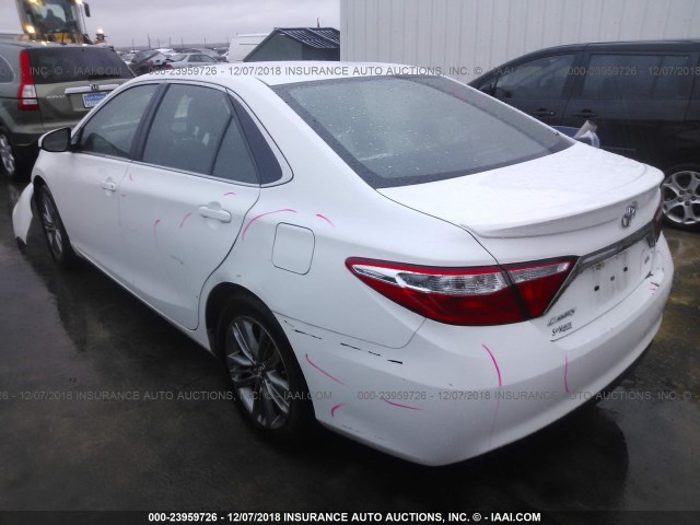 4T1BF1FKXFU031954 - 2015 TOYOTA CAMRY LE/XLE/SE/XSE WHITE photo 3