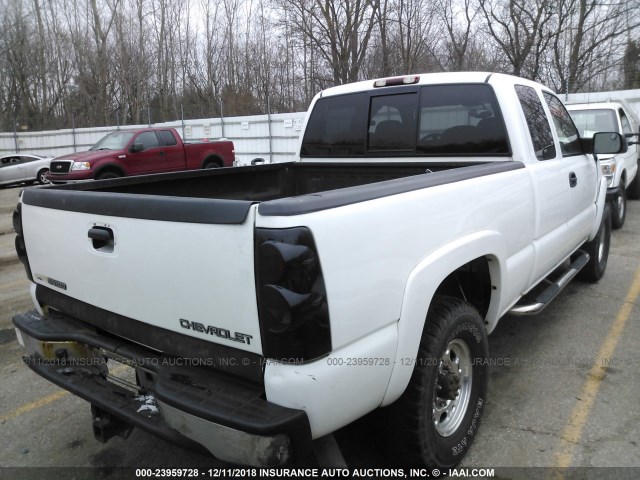 1GTHK29U05E148187 - 2005 GMC SIERRA K2500 HEAVY DUTY WHITE photo 4