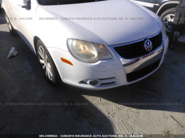 WVWFA71FX7V027125 - 2007 VOLKSWAGEN EOS 2.0T LUXURY WHITE photo 6