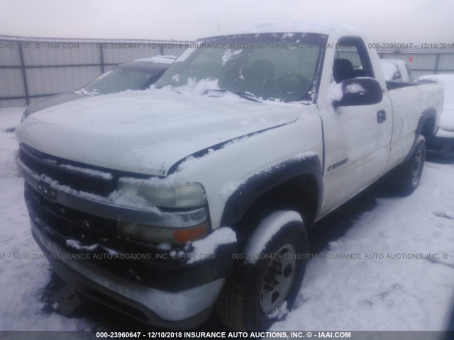 1GCHC24UX2Z116288 - 2002 CHEVROLET SILVERADO C2500 HEAVY DUTY WHITE photo 2