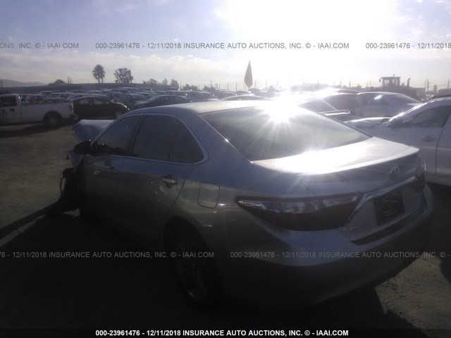 4T1BF1FK5FU892345 - 2015 TOYOTA CAMRY LE/XLE/SE/XSE SILVER photo 3