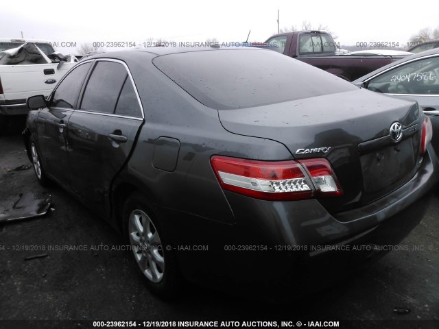 4T1BF3EK2BU661636 - 2011 TOYOTA CAMRY SE/LE/XLE GRAY photo 3