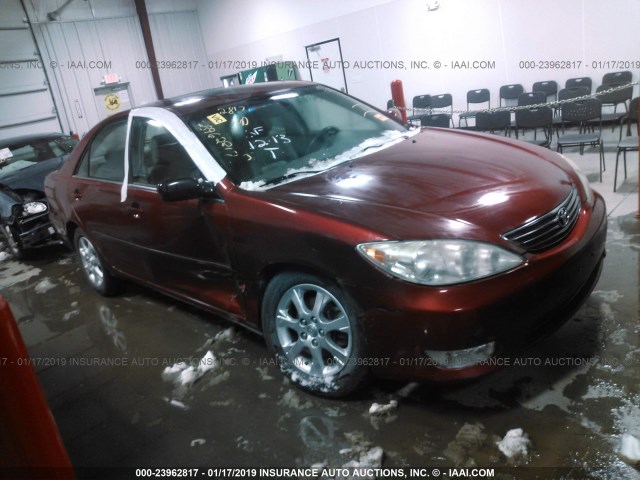 JTDBF30K050165578 - 2005 TOYOTA CAMRY LE/XLE/SE RED photo 1