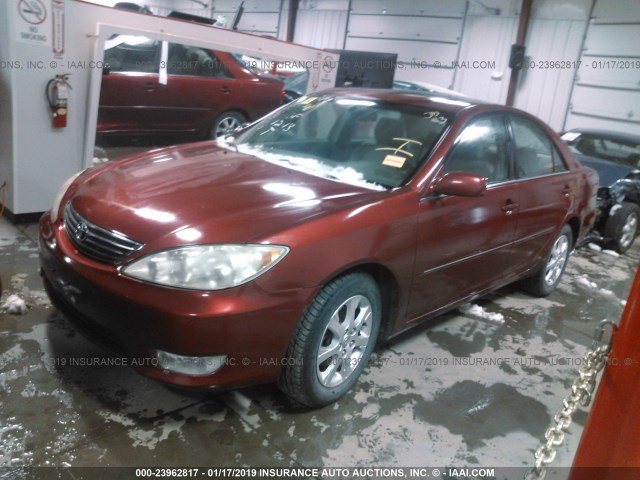 JTDBF30K050165578 - 2005 TOYOTA CAMRY LE/XLE/SE RED photo 2