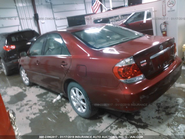 JTDBF30K050165578 - 2005 TOYOTA CAMRY LE/XLE/SE RED photo 3