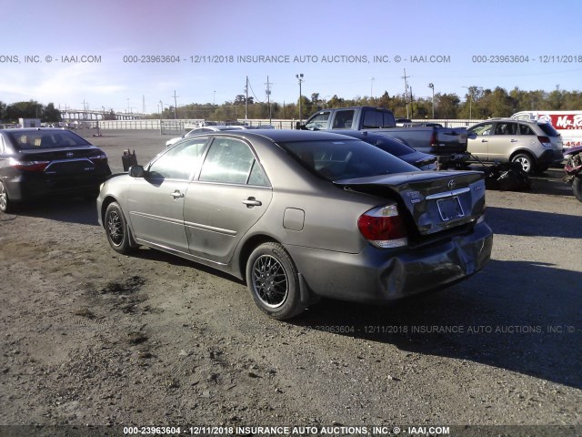 4T1BE32K65U987807 - 2005 TOYOTA CAMRY LE/XLE/SE GRAY photo 3